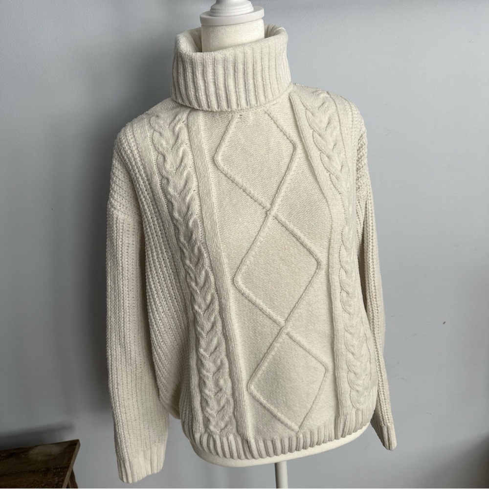 Elegant Cable Knit Turtleneck Sweater - White
